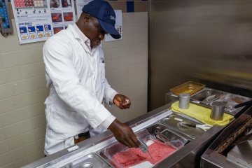 Personal del departamento de sanidad revisa la temperatura de la carne