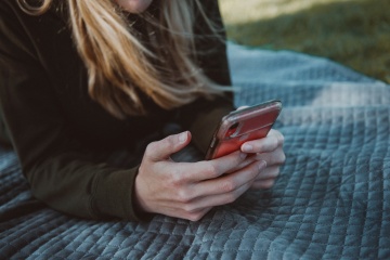 Person holding a phone.