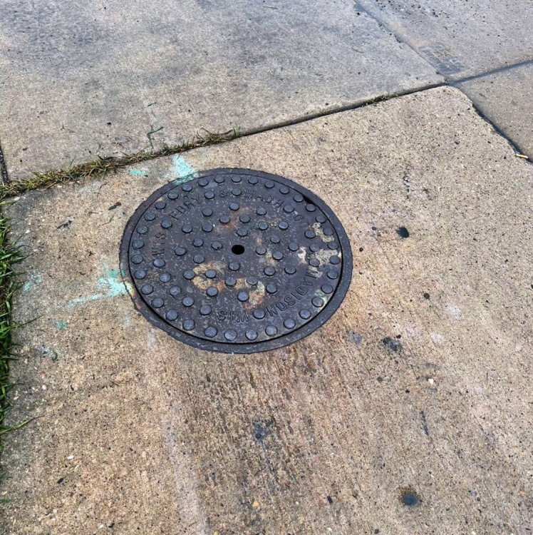 Manhole without locking pin in place