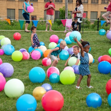 children play balls party 